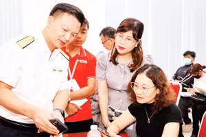 Cán bộ Thuế Thành phố Hồ Chí Minh hỗ trợ hộ kinh doanh ứng dụng phần mềm điện tử kê khai thuế.
