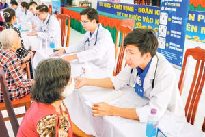 Một buổi tầm soát sức khỏe người cao tuổi tại cộng đồng của y, bác sĩ Bệnh viện Thống Nhất.