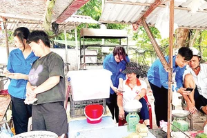 Đoàn viên, thanh niên Tỉnh đoàn Hưng Yên hướng dẫn người dân sử dụng điện thoại thông minh ứng dụng trên nền tảng số.