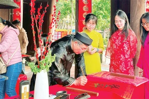 Truyền thống lịch sử, văn hóa và hiếu học được tái hiện qua nghệ thuật thư pháp tại Văn miếu Mao Điền.