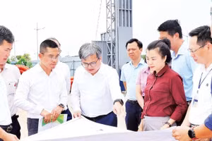 Phó Chủ tịch Ủy ban nhân dân Thành phố Hà Nội Trương Việt Dũng (giữa) kiểm tra tiến độ dự án Khu công nghệ cao sinh học Hà Nội (Ảnh HỒNG THÁI)