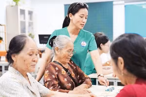 Cơ sở chăm sóc người cao tuổi ban ngày tại Điểm Y tế Thạch Bàn, Trạm Y tế phường Long Biên, Hà Nội.