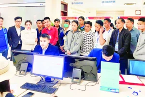 Lưu học sinh Lào thăm Trung tâm Phục vụ hành chính công tỉnh Phú Thọ.