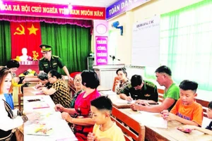 Lớp học xóa mù chữ ở Ấp 7, xã Cái Đôi Vàm.