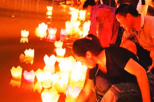 Du khách thả hoa đăng trên sông Lục Đầu.