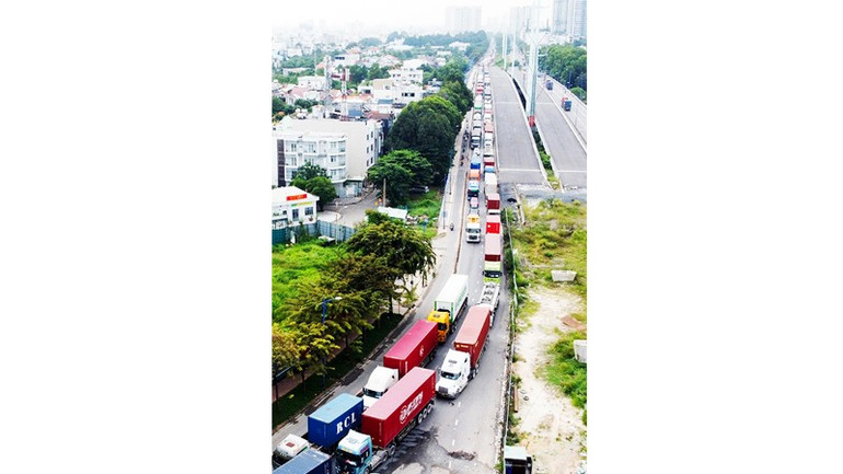 Cầu Phú Mỹ luôn trong tình trạng quá tải. 42.jpg