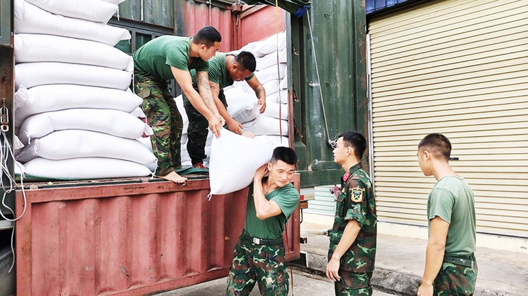 Cán bộ, chiến sĩ Bộ Chỉ huy Quân sự tỉnh Lạng Sơn vận chuyển 2.000 tấn gạo cho bà con nhân dân bị ngập lụt. Ảnh: THU NGUYỄN 72.jpg