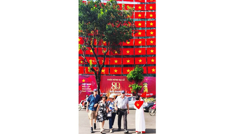 Du khách quốc tế hòa cùng không khí đại lễ. 46.jpg