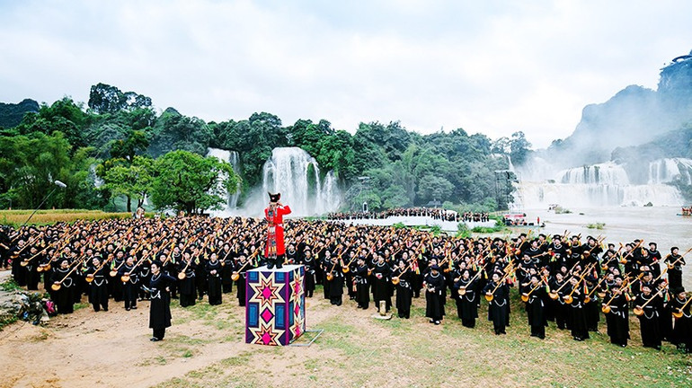 Năm 2023, Bộ Văn hóa, Thể thao và Du lịch đã phải "thổi còi" ý định khoe "kỷ lục" 1.000 người biểu diễn đàn tính - hát then trong Lễ hội thác Bản Giốc, vì vi phạm những khuyến cáo của UNESCO. 141a.jpg