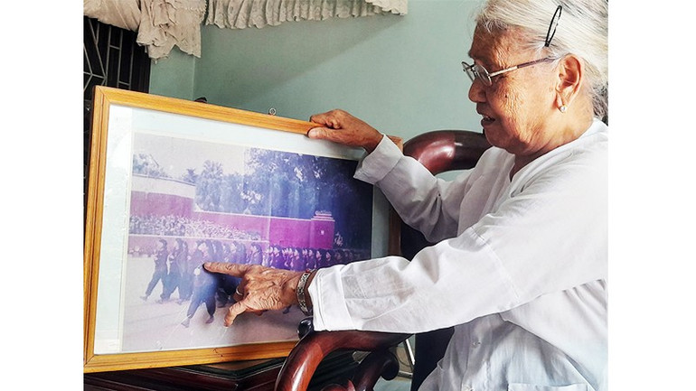 Bà Trương Thị Tám với tấm ảnh tham gia duyệt binh 2/9/1955. 172.jpg