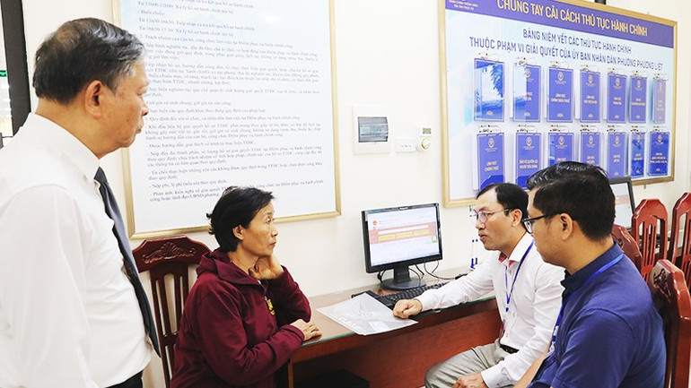 Tư vấn tận tình cho người dân tại UBND phường Phương Liệt. 102.jpg