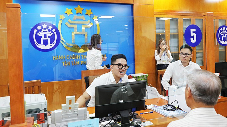 Thái độ niềm nở, giải quyết thủ tục nhanh chóng là một trong những tiêu chí hàng đầu tại các trung tâm phục vụ hành chính công. 105.jpg