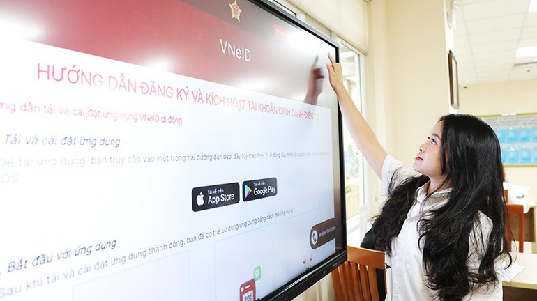 Thực hiện khai thủ tục hành chính qua màn hình cảm ứng tại Trung tâm phục vụ hành chính công số 3. 106.jpg