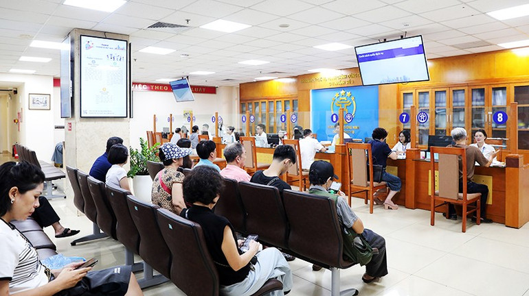 Người dân đến làm thủ tục tại Trung tâm phục vụ hành chính công số 3. 103.jpg