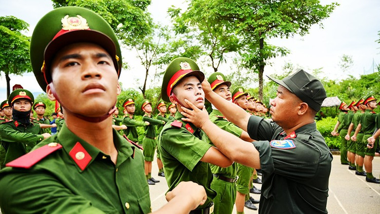 Chỉnh sửa từng động tác cho chiến sĩ. 44.jpg