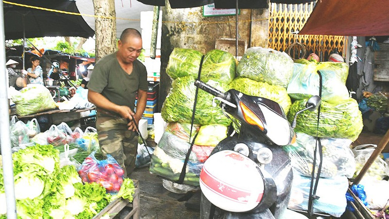 Không ít người mấy chục năm gắn bó với nghề chạy chợ. 171.jpg