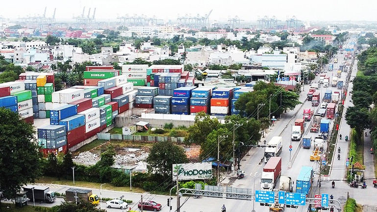 Các khu tập kết tự phát container rỗng gần cảng Cát Lái là một trong những tác nhân gây quá tải hạ tầng giao thông khu vực. 47.jpg