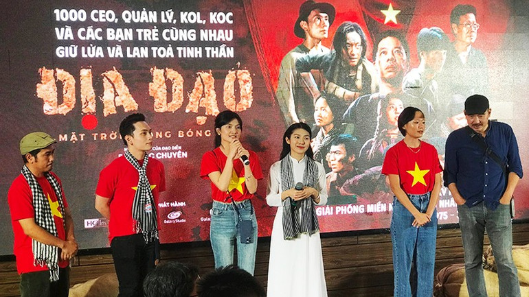 Công chúng dành tình cảm trìu mến cho các nghệ sĩ vừa nỗ lực sáng tạo vừa giữ gìn hình ảnh, có văn hóa trong phát ngôn, đúng mực trong cư xử đối với đồng nghiệp và xã hội. Ảnh: HOÀNG HOA 122.jpg