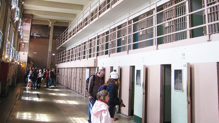 Du khách tham quan bên trong nhà tù Alcatraz. Ảnh: AP 152.jpg