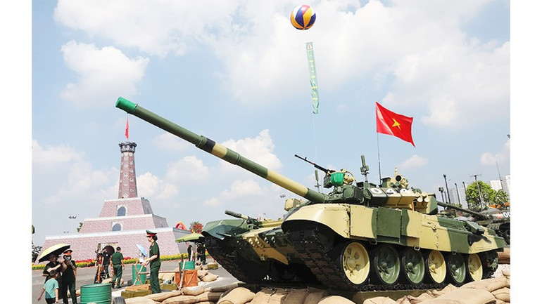 Dàn vũ khí hiện đại tại triển lãm. 48.jpg