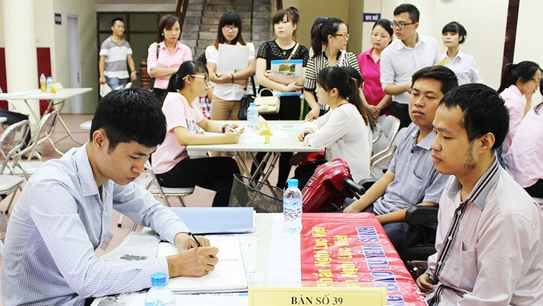 Tuyển dụng lao động tại Công ty CP Nghị lực Việt. Ảnh: NAM ANH 162.jpg