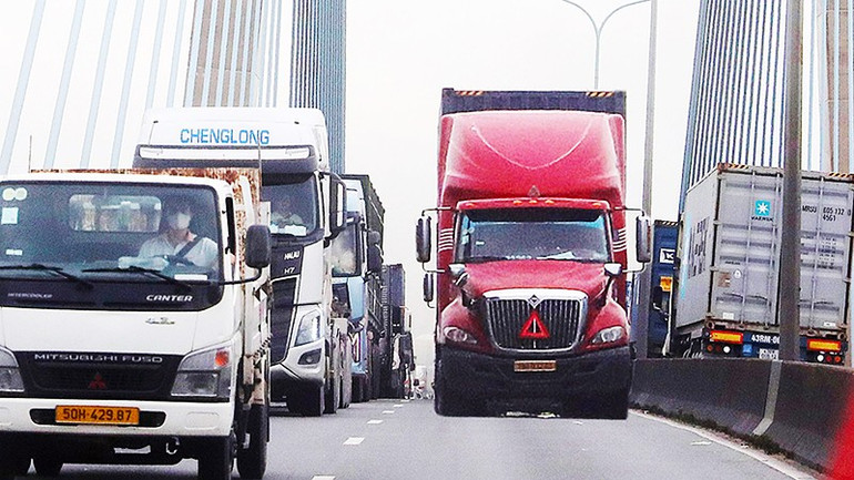 Xe container chật kín trên cầu Phú Mỹ. 46.jpg