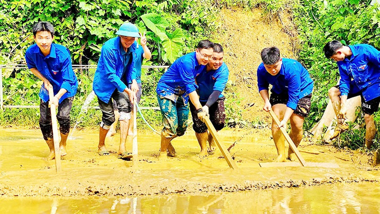Đoàn viên thanh niên xã Yên Na (Nghệ An) tham gia hỗ trợ nhân dân khắc phục hậu quả bão số 10. 72.jpg