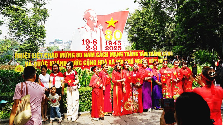 Người dân chụp ảnh cùng logo biểu tượng 80 năm Quốc khánh. 43.jpg