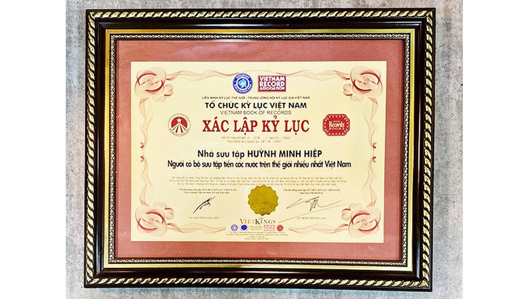 Nhà sưu tập Huỳnh Minh Hiệp được xác lập kỷ lục quốc gia về sưu tầm tiền cổ năm 2005. Ảnh: GIẢN THANH SƠN 172.jpg
