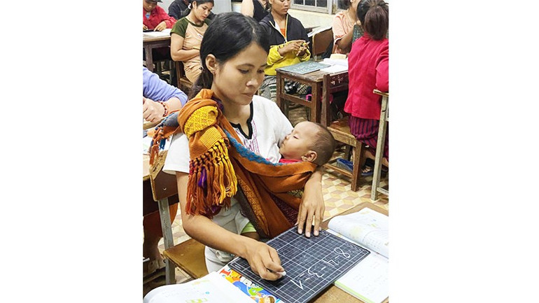 Con ngủ ngon, đợi mẹ học bài. 162.jpg