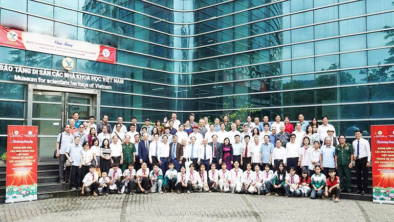 Đại biểu, khách mời và các em học sinh tham quan trưng bày. 122.jpg