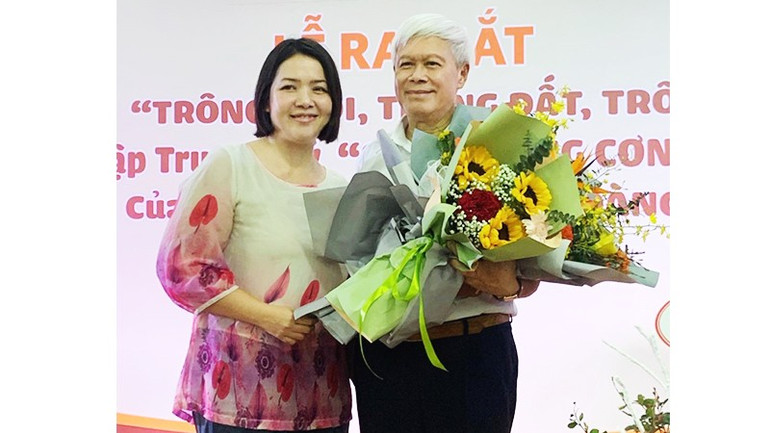 Nhà thơ Nguyễn Huy Hoàng trong một lần tổ chức ra mắt tác phẩm tại Hà Nội. 171.jpg