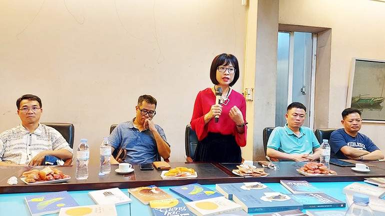 Tăng cường giao lưu, học hỏi giữa các tác giả sẽ góp phần củng cố văn hóa ứng xử trong giới nghề. Ảnh: DƯƠNG XUÂN 162.jpg