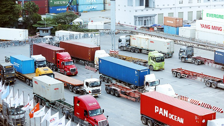 Hằng ngày cảng Cát Lái đón số lượng lớn xe chuyên chở container. 48.jpg