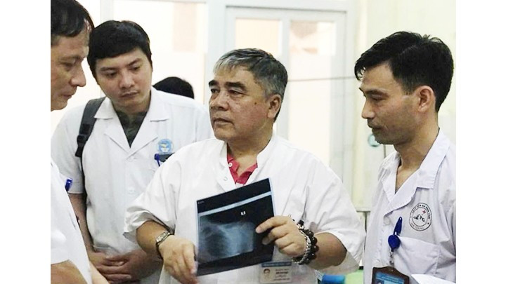Cố PGS, TS, bác sĩ Ngô Văn Toàn (giữa) trong dịp về Hà Giang làm thiện nguyện. 162.jpg