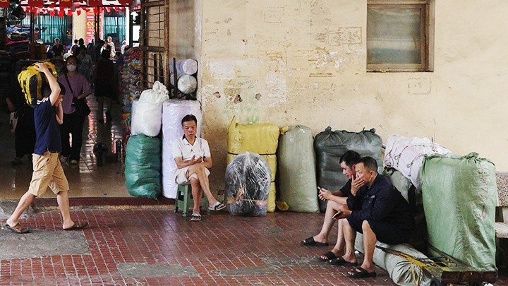 Người bốc vác nhàn rỗi do nhiều ki-ốt đóng cửa không giao dịch. 106.jpg
