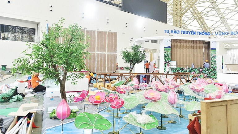 Một góc không gian Triển lãm 80 năm đang được thi công trong Nhà triển lãm Kim Quy. Ảnh: Cổng Thông tin điện tử Chính phủ 122.jpg