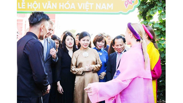 Phu nhân Tổng Bí thư trong trang phục của Vũ Việt Hà. 52.jpg