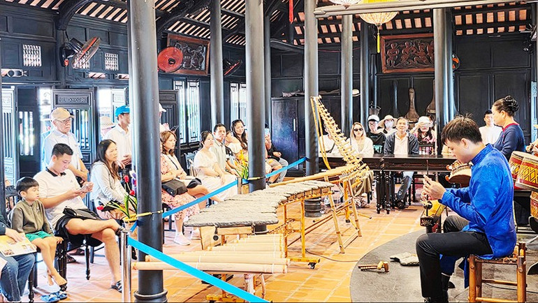 Du khách thưởng thức tiết mục nhạc dân tộc. 45.jpg