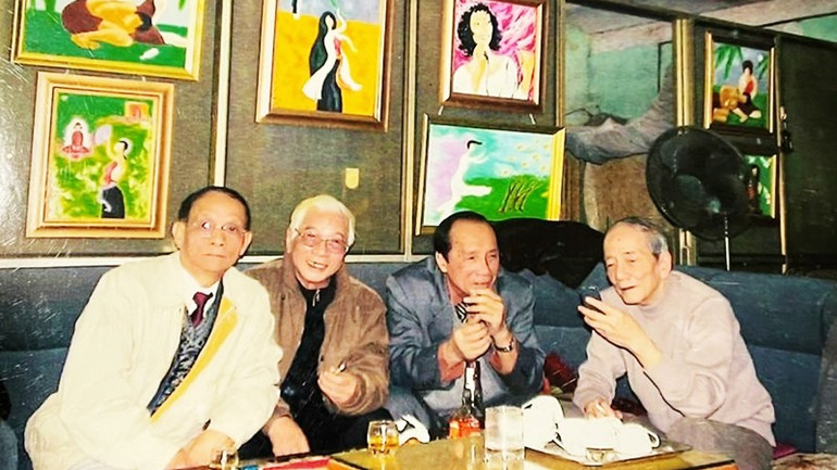 Ông Xuân Oanh (ngoài cùng, bên phải) cùng bạn bè nhạc sĩ tại nhà năm 2000. Ảnh tư liệu gia đình cung cấp 152.jpg