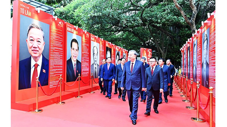 Tổng Bí thư Tô Lâm cùng các đồng chí lãnh đạo Đảng, Nhà nước tới dự Lễ ra mắt Trang thông tin điện tử chuyên đề Đảng Cộng sản Việt Nam-Đại hội XIV. Ảnh: ĐĂNG KHOA 22.jpg