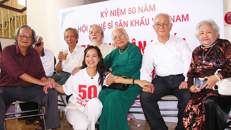 Sự gắn bó, trân trọng giữa các nghệ sĩ nổi tiếng qua nhiều thế hệ là điều mà nhiều nghệ sĩ hôm nay cần học tập. Ảnh: TÚ NHI 174.jpg