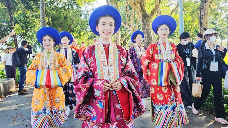 “Bách hoa bộ hành” đã trở thành một ngày hội trình diễn cổ phục quy mô toàn quốc. Ảnh: MINH AN 182.jpg