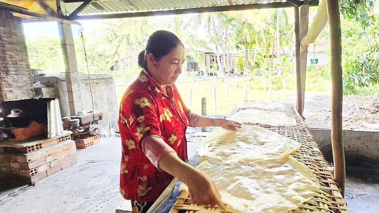 Thực hiện một số công đoạn chế biến hủ tiếu để phục vụ khách hàng. 173.jpg