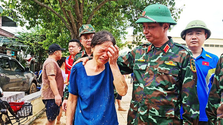 Trung tướng Hà Thọ Bình, Tư lệnh Quân khu 4 động viên người dân tại khu vực tâm lũ. 47.jpg