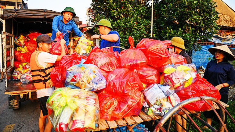 Đưa nhu yếu phẩm thiết yếu vào vùng có người dân mắc kẹt tại xã Hoàng Vân, Bắc Ninh. Ảnh: THÀNH ĐẠT 62.jpg