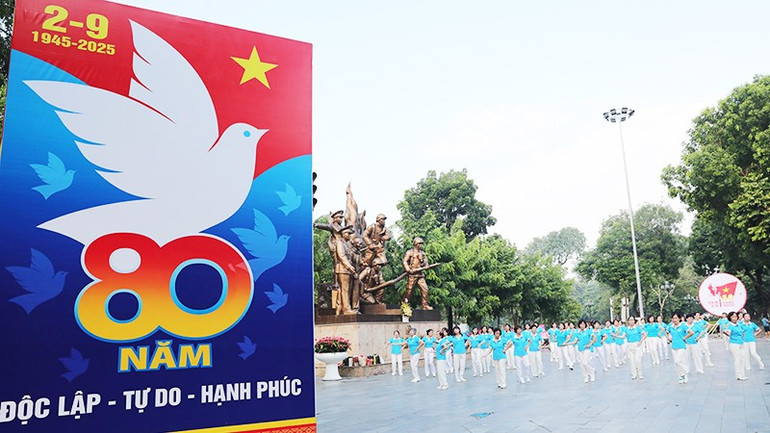 Nhiều pano, áp-phích được trang trí tại các không gian công cộng. 42.jpg