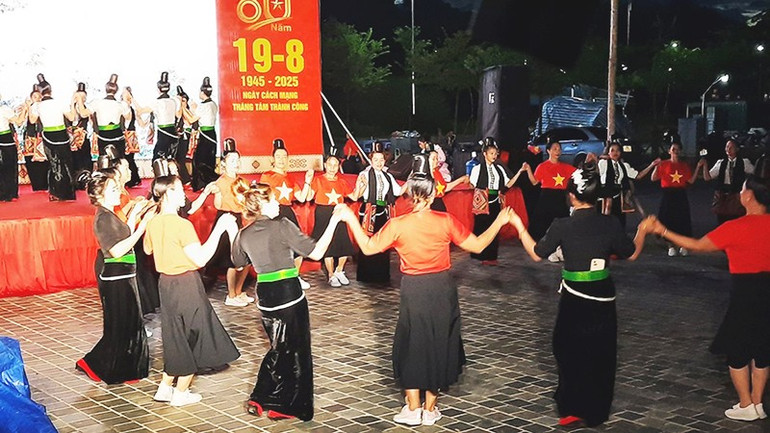 Đội văn nghệ xã Chiềng An, tỉnh Sơn La tham gia hoạt động cộng đồng. 132.jpg