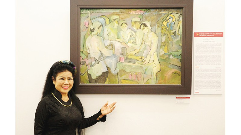 Họa sĩ Văn Dương Thành bên tác phẩm “Trong hầm mổ”. 173.jpg