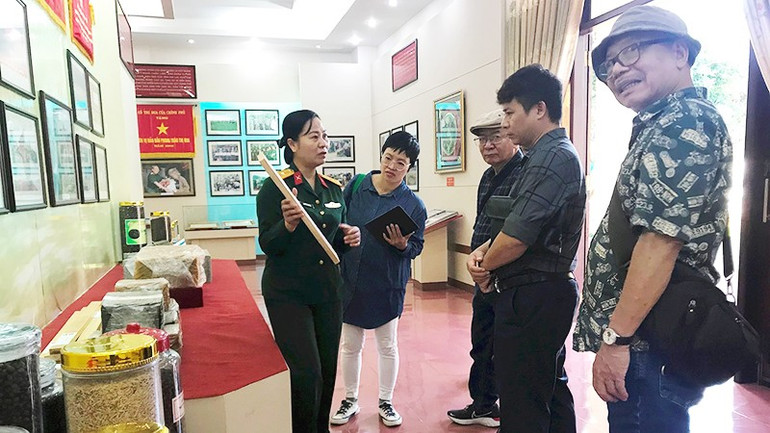 Văn nghệ sĩ đi thực tế đơn vị quân đội làm nhiệm vụ kinh tế - quốc phòng tại Tây Nguyên. Ảnh: HOÀNG HOA 162.jpg